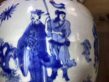 Un pot couvert en porcelaine de Chine en bleu et blanc &agrave; d&eacute;cor de figures dans un paysage, &eacute;poque Transition